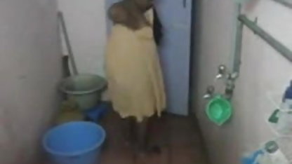 युवा हिंदी सेक्सी फिल्म बॉलीवुड महिला masturbates एक गद्दे पर झूठ बोल रही है