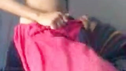 आदमी fucks एक लड़की सेक्सी फिल्म दिखाइए वीडियो में बिना लेने के बंद उसके टी शर्ट