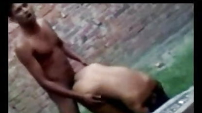 वेश्या है खुश करने सेक्सी मूवी बीपी वीडियो के लिए सेवा यहां तक कि एक गार्डFucks एक युवा सुनहरे बालों वाली लड़की में दो slits