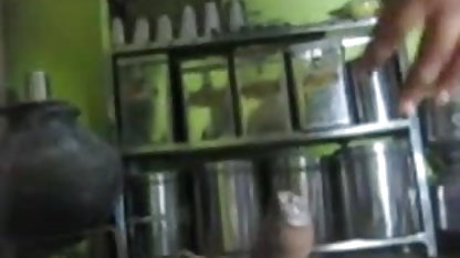 गोरी ने फोटोग्राफर को जले हुए किटी के साथ सेक्स फिल्म मूवी छोड़ दिया है ।