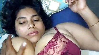 टैटू हिन्दी पिक्चर ब्लू सेक्सी में एक खतरनाक खाल उधेड़नेवाला पोल के चारों ओर लटक रहा है