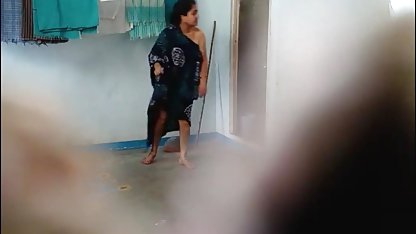 लड़की के साथ एक चुम्बन-एक हिंदी फुल सेक्सी फुल एचडी मजाक में के मुंह