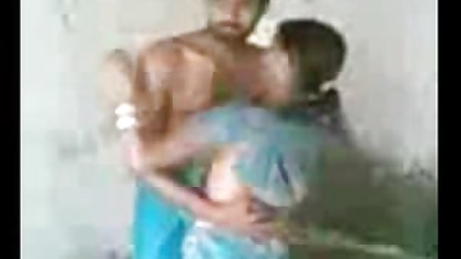 वयस्क आदमी के सेक्सी फिल्म चलने वाला साथ एक युवा लड़की