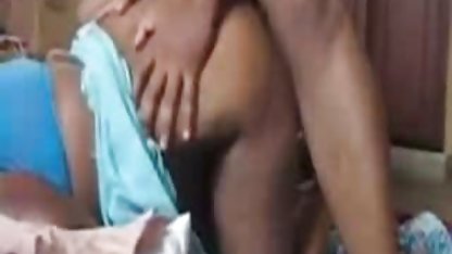 आईने में देख रहा है अपने हिंदी फिल्म अरे सेक्सी बच्चे