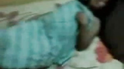 सुंदर लाल बालों वाली हिंदी बॉलीवुड सेक्सी फिल्म लड़की सोता है के साथ दो लोग