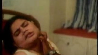 ग्लैमरस एशियाई है मूल रूप से एक वृत्ति के साथ एक हिंदी में सेक्सी फिल्म बफ आदमी